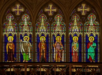Fenster mit sechs Figuren von Ingres und architektonischer Umrahmung von Viollet le Duc